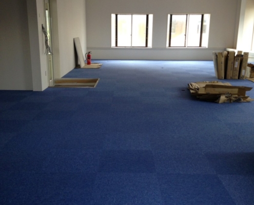 新規のタイルカーペット工事