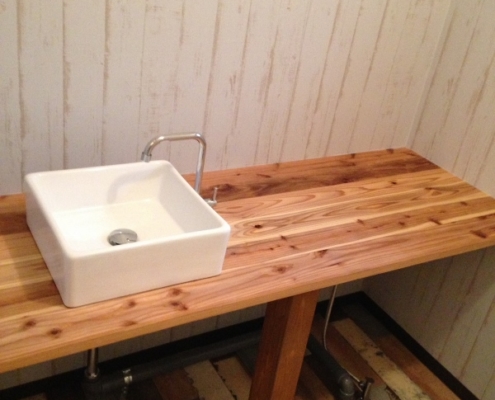 オーク材のカウンターで洗面台