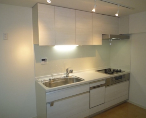 白を基調とした明るく広いキッチンスペース