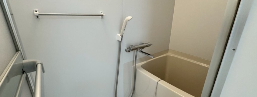 ユニットバスを丸ごと交換し、明るく清潔感のある浴室へ原状回復した施工後の内観