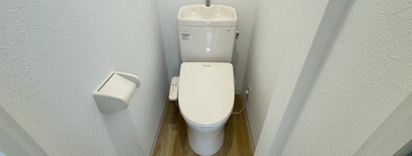 東京都台東区駒形の賃貸アパートで実施したトイレ原状回復リフォーム後、トイレ本体交換と内装一新による清潔感のある空間