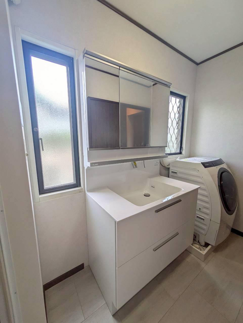 東京都北区赤羽北 洗面化粧台交換後 三面鏡収納付き洗面台