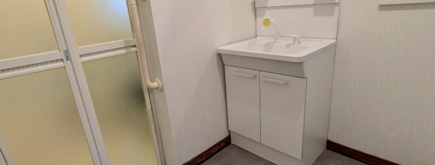 東京都江東区東雲のマンションで洗面化粧台交換と洗面室内装リフォーム後の洗面脱衣室全体(施工後)