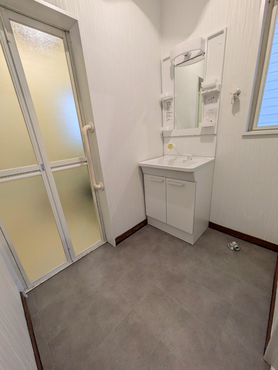 東京都江東区東雲のマンションで洗面化粧台交換と内装リフォーム後の洗面脱衣室全体(施工後)