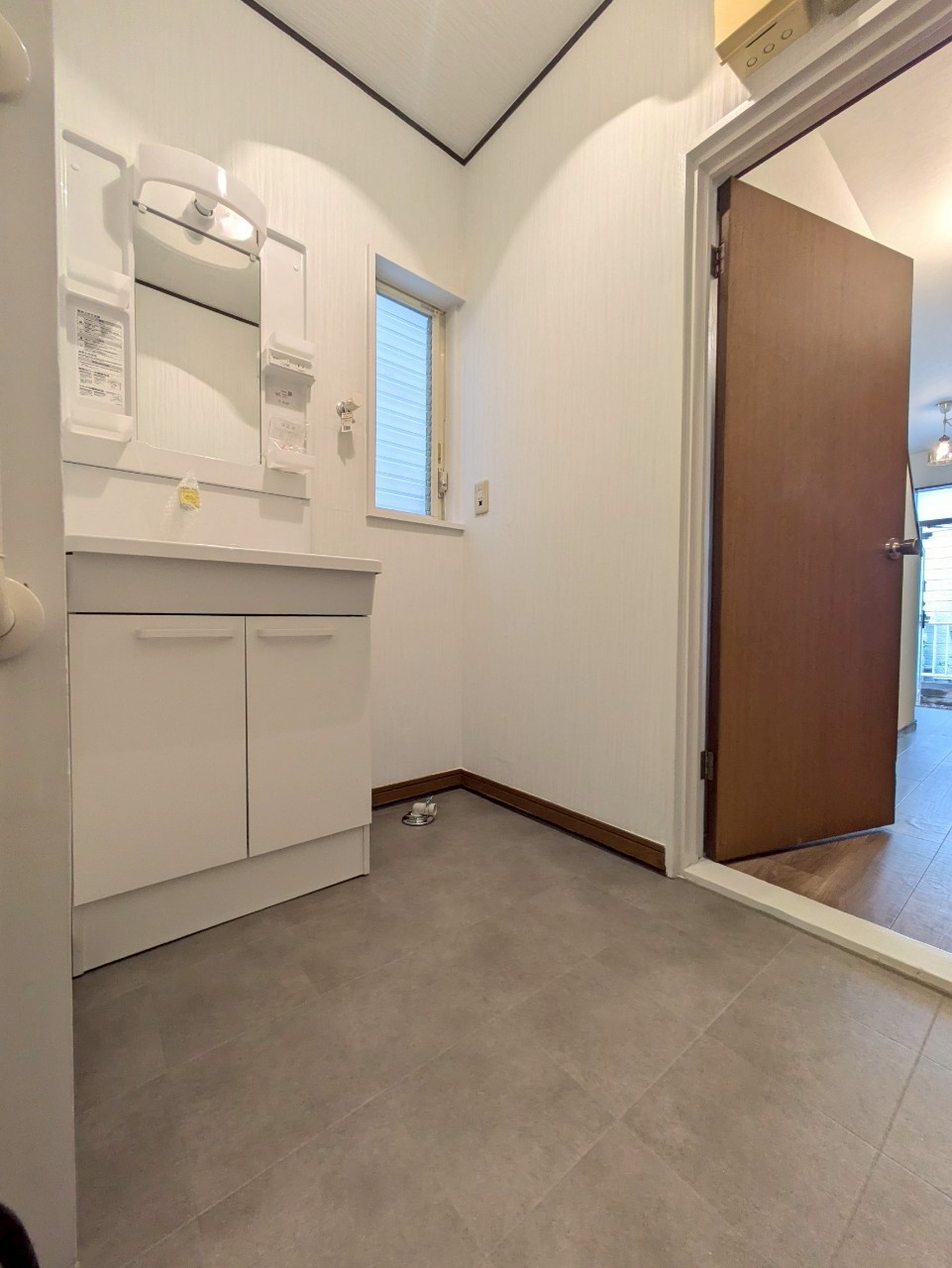 洗面室の床クッションフロア張替え後の仕上がり(グレータイル調)