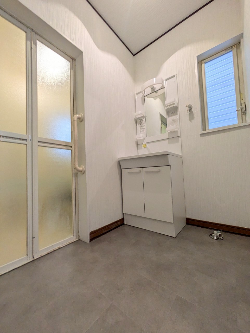 洗面化粧台交換後の洗面脱衣室(壁クロス張替え・明るい空間)