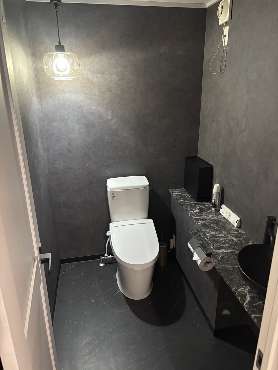 東京都葛飾区白鳥の店舗トイレリフォーム後の内装空間(ダークグレー壁クロスと石目調カウンター)